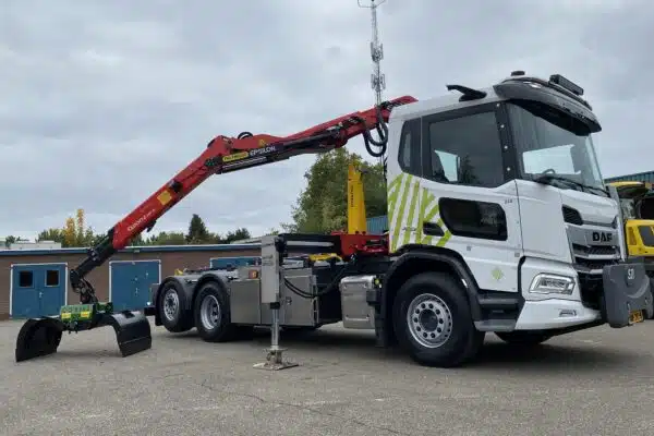 Elektrische Z-kraan en haakarm op DAF XD voor Gemeente Zevenaar-Wierda Hybrid-5